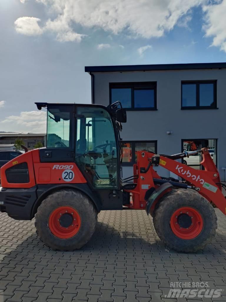 Kubota R 082 Iekrāvēji uz riteņiem