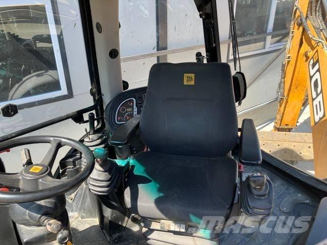 JCB 4CX AEC Ekskavatori-iekrāvēji