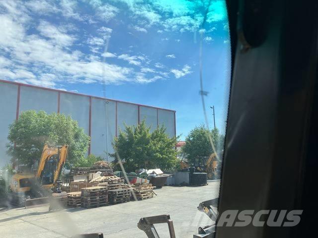 JCB 4CX AEC Ekskavatori-iekrāvēji