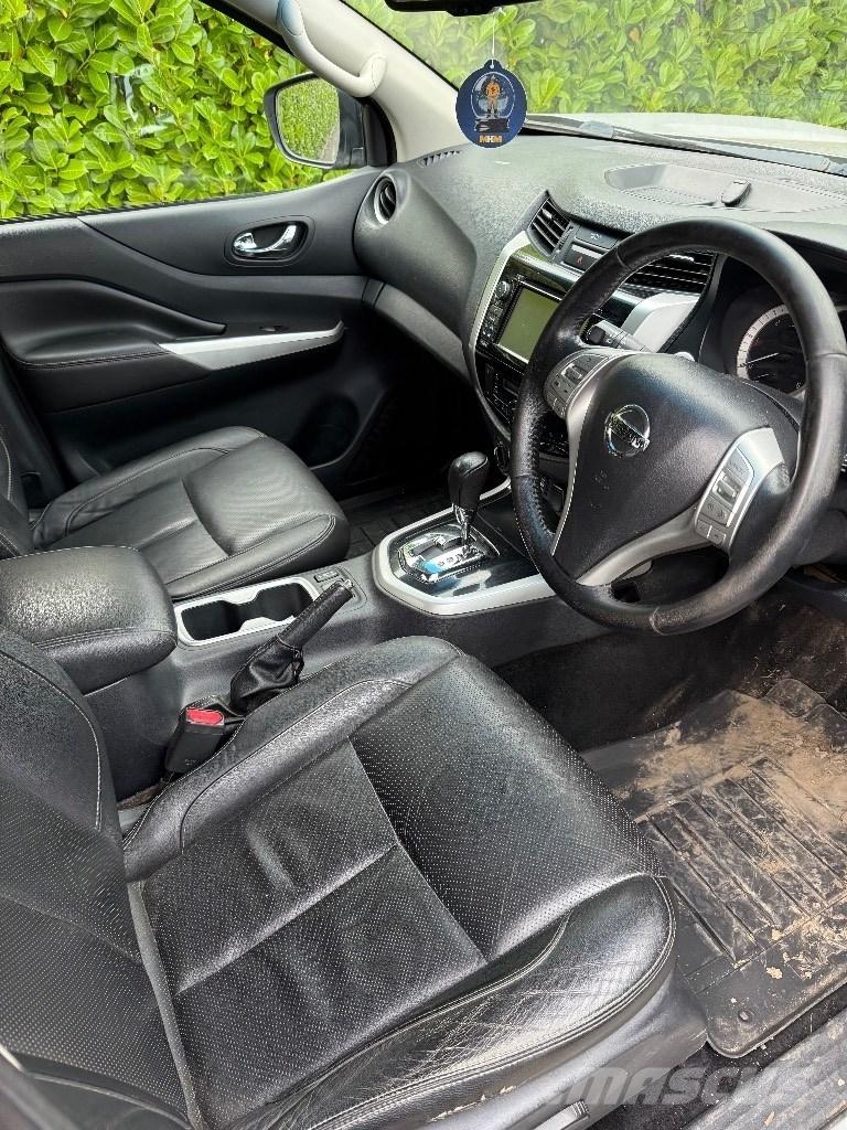 Nissan Navara Vieglais kravas automobilis/izkraušana no sāniem