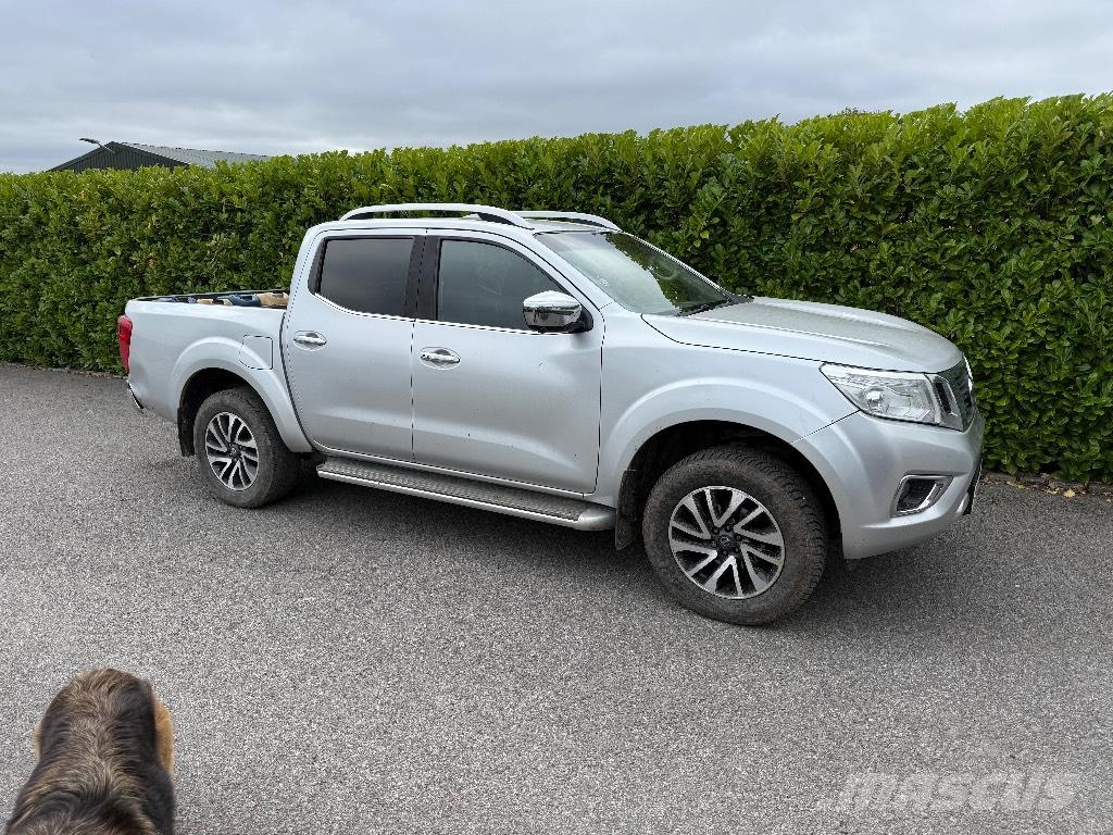 Nissan Navara Vieglais kravas automobilis/izkraušana no sāniem