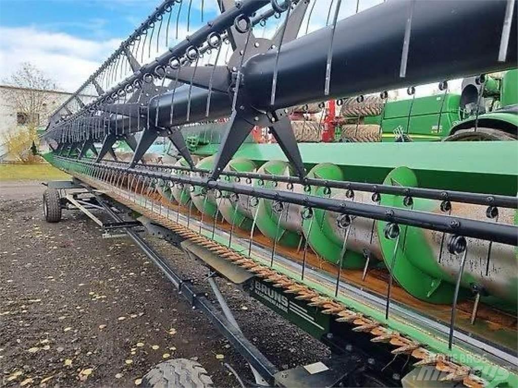 John Deere S 685 i Ražas novākšanas kombaini