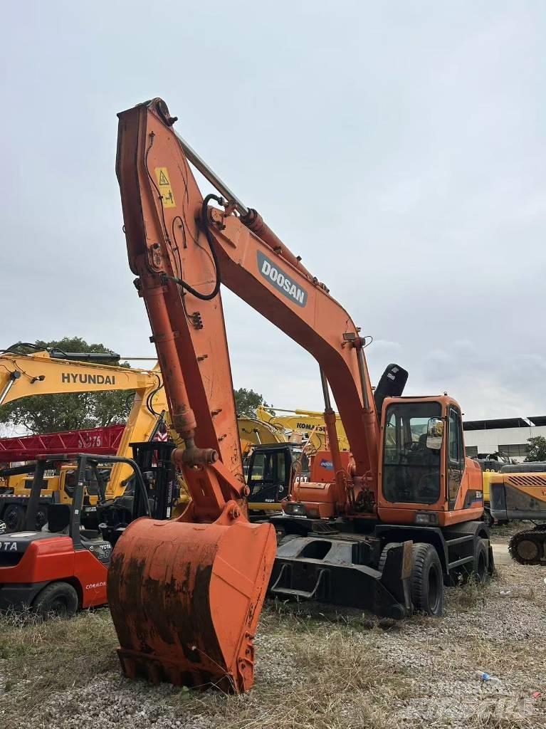 Doosan DH 210 W-7 Ekskavatori uz riteņiem