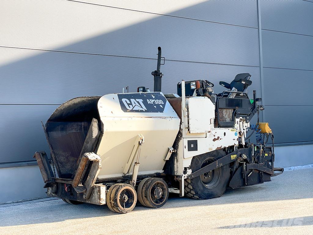 CAT AP300 Asfalta klājēji