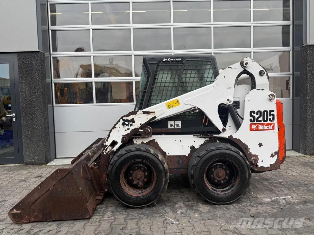 Bobcat S205 Lietoti riteņu kompaktiekrāvēji