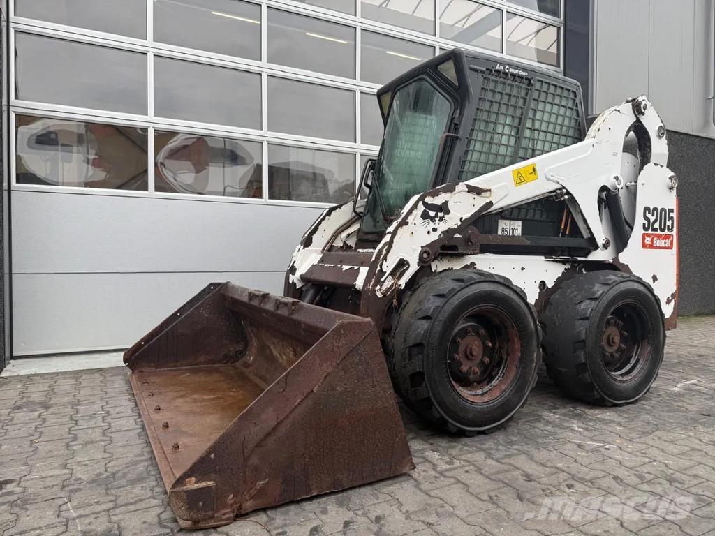 Bobcat S205 Lietoti riteņu kompaktiekrāvēji