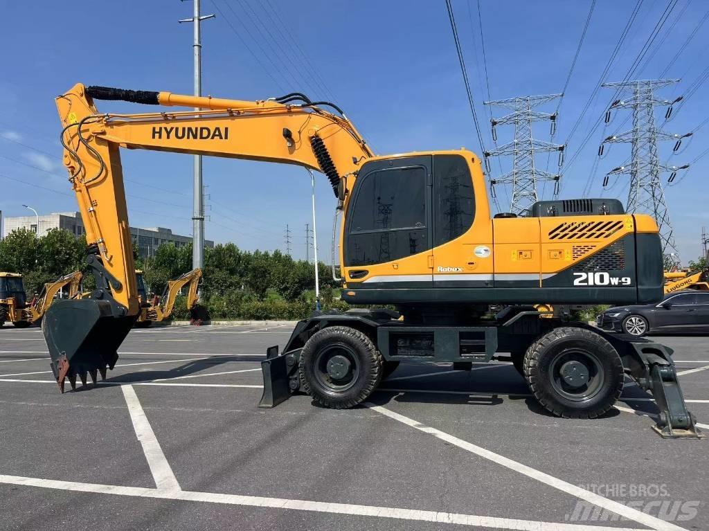 Hyundai R210W-9 Ekskavatori uz riteņiem