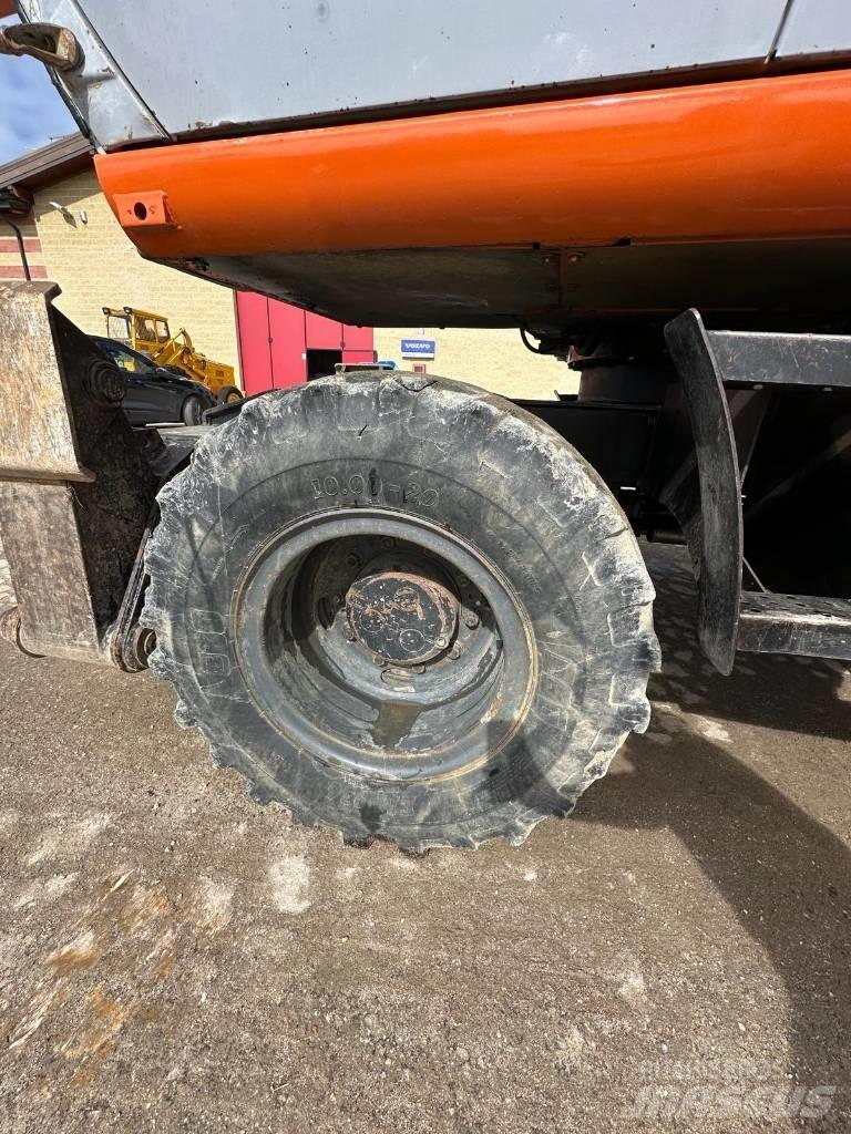 Hitachi EX 165 Ekskavatori uz riteņiem