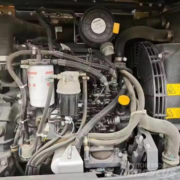 Doosan DX60W Ekskavatori uz riteņiem