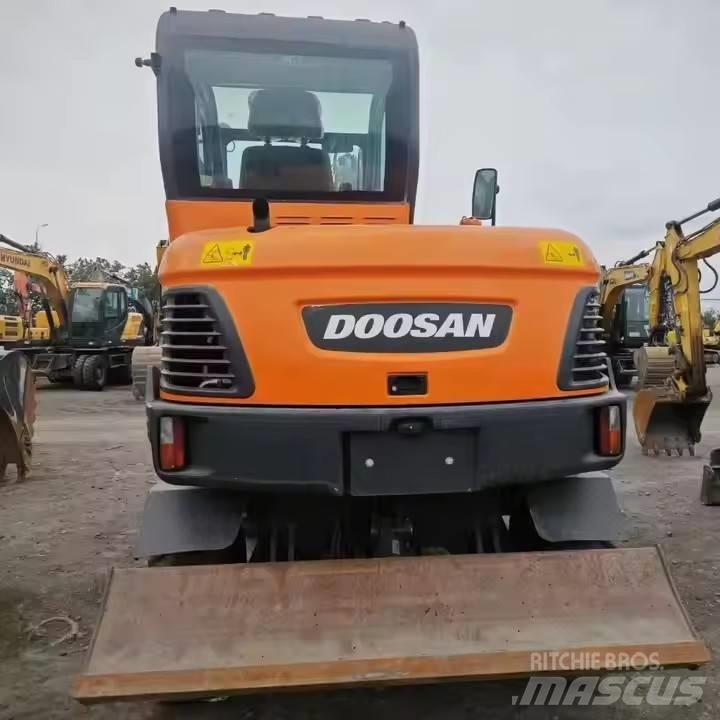 Doosan DX60W Ekskavatori uz riteņiem