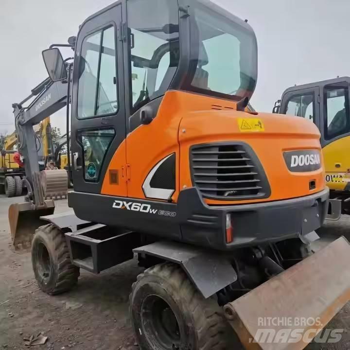 Doosan DX60W Ekskavatori uz riteņiem