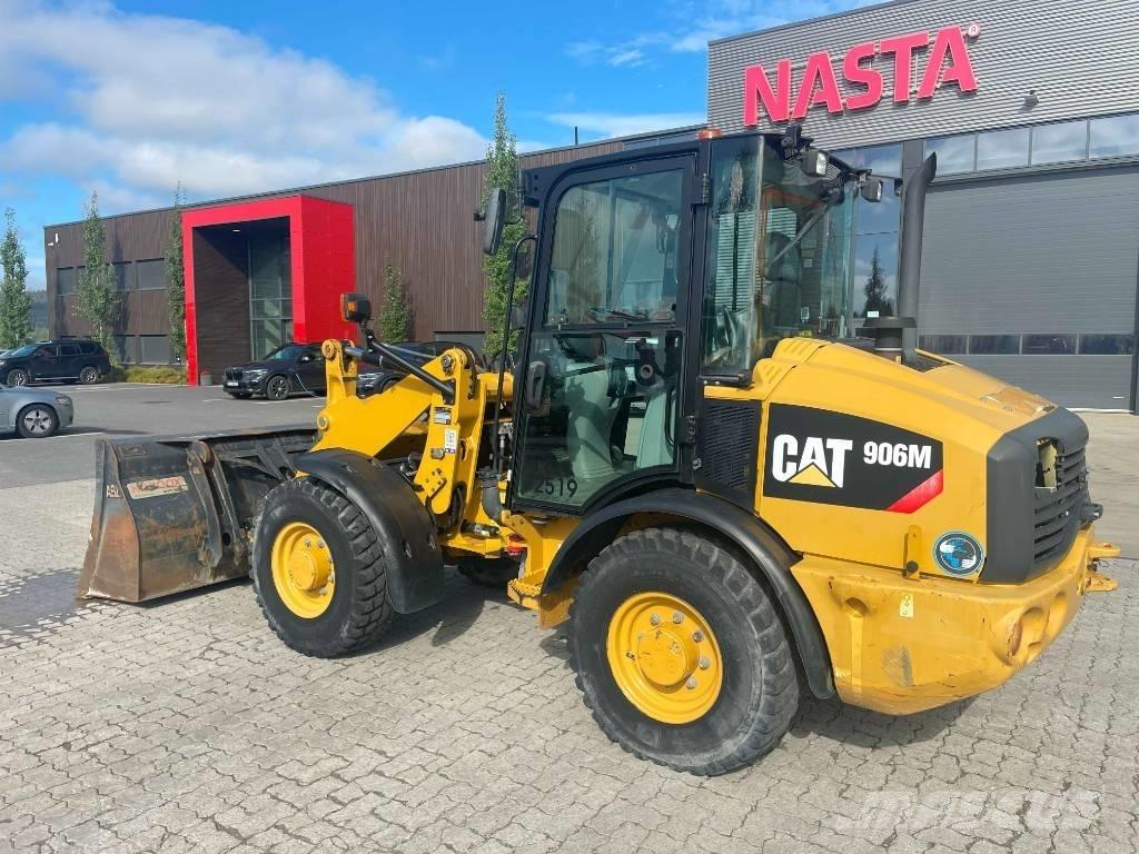CAT 906M Iekrāvēji uz riteņiem