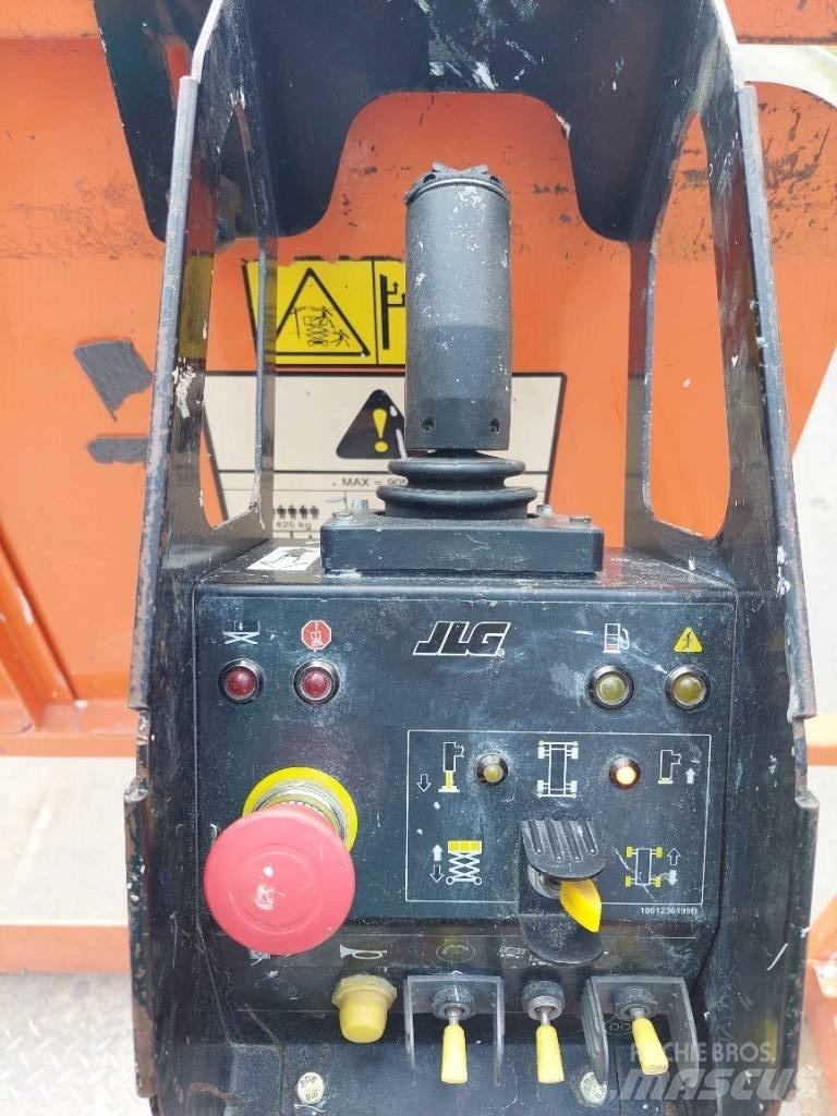 JLG 330 LRT Šķerveida pacēlāji