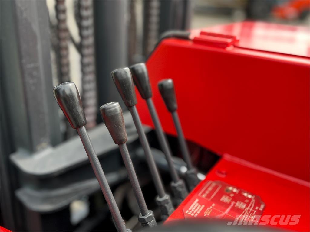 Moffett M3 20.4 Kravas mašīnām piestiprināmie pacēlāji