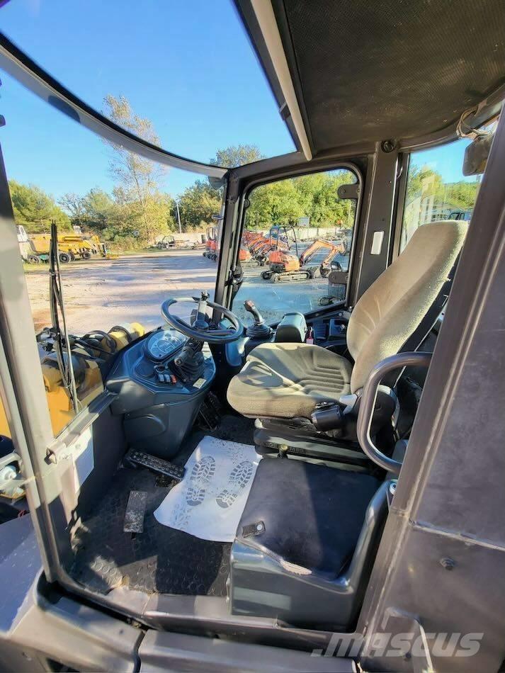 Mecalac AS 700 Iekrāvēji uz riteņiem