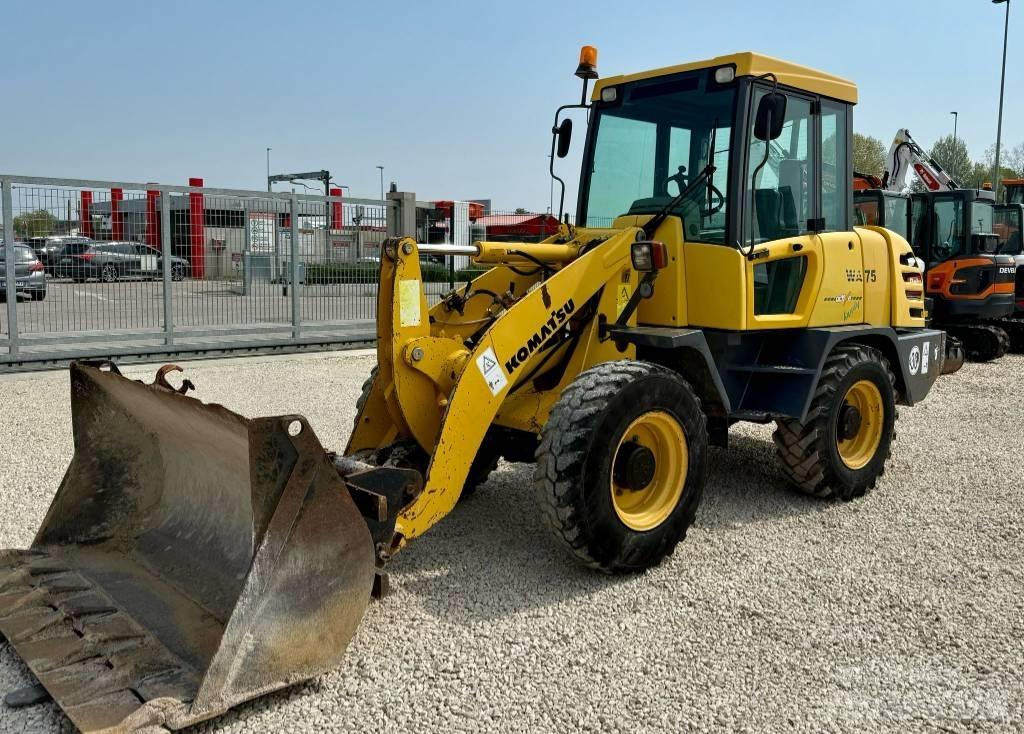 Komatsu WA 75 Iekrāvēji uz riteņiem
