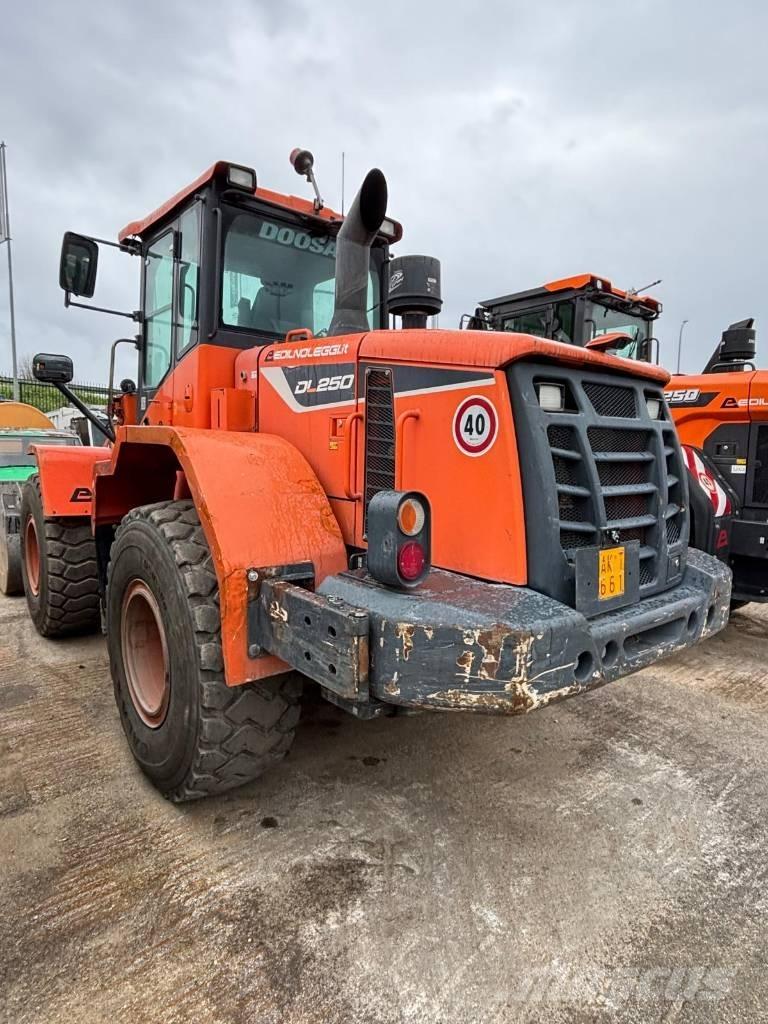 Doosan DL 250 Iekrāvēji uz riteņiem