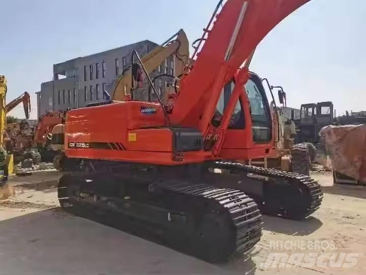Doosan DX225LC Kāpurķēžu ekskavatori