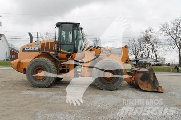 CASE 821E Iekrāvēji uz riteņiem