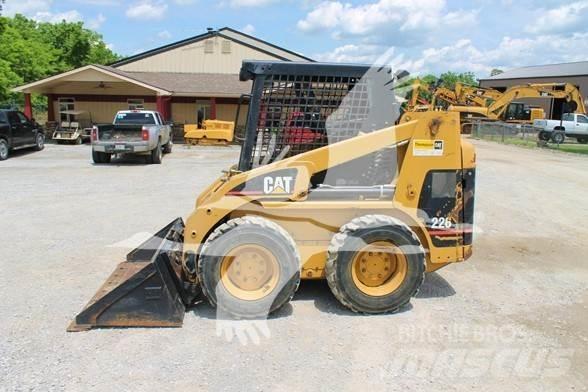 CAT 226 Lietoti riteņu kompaktiekrāvēji