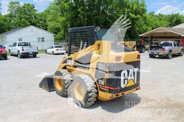 CAT 226 Lietoti riteņu kompaktiekrāvēji