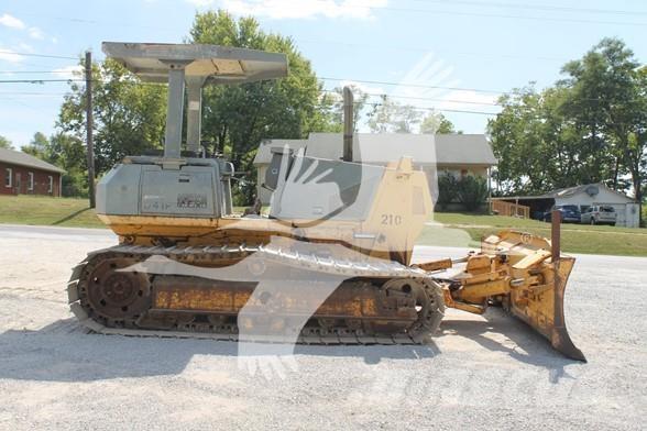 Komatsu D41P-6 Kāpurķēžu buldozeri