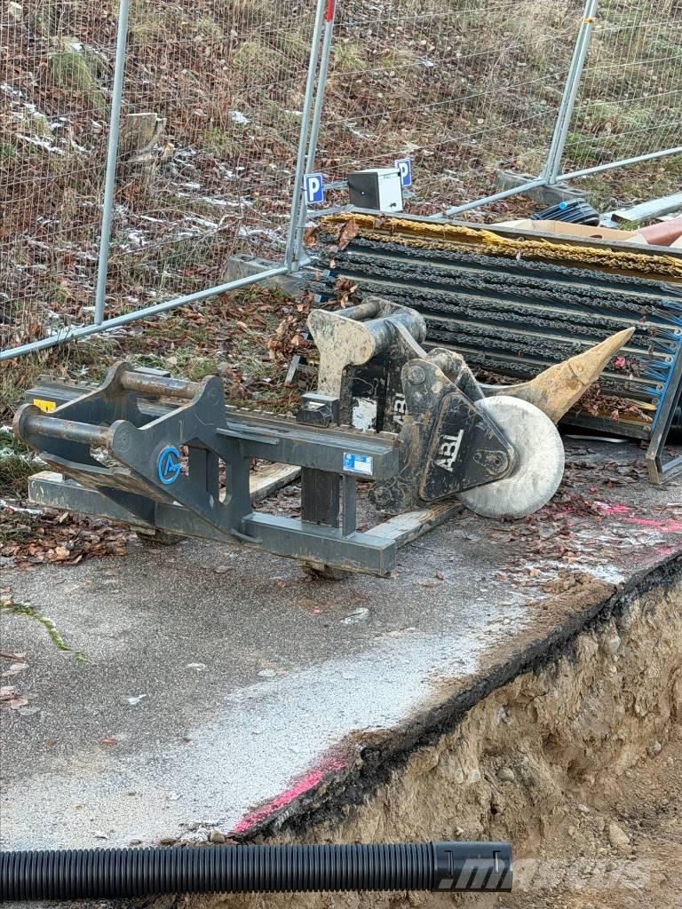 CAT M318 Ekskavatori uz riteņiem