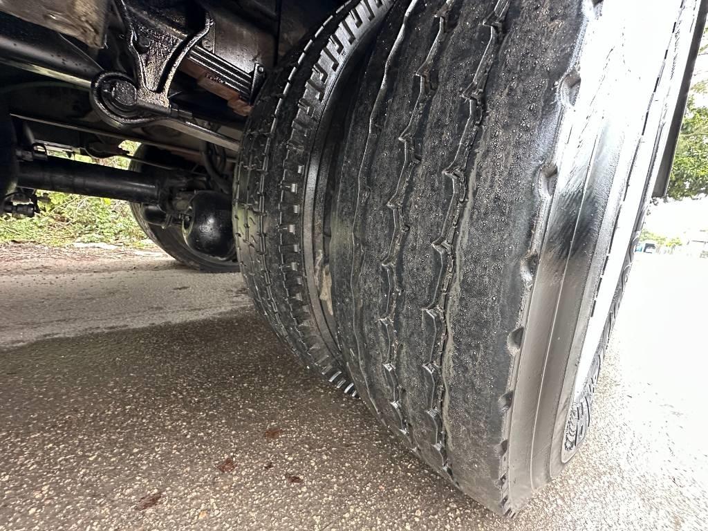 International 4300 Pacēlāji uz automašīnas bāzes