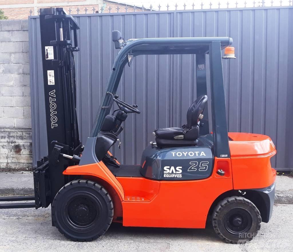 Toyota 02 7 FDF 25 Tehnika ar dīzeļa dzinēju