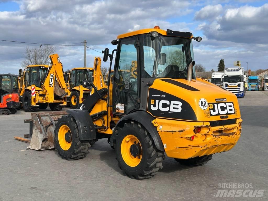 JCB 409 AGRI Iekrāvēji uz riteņiem