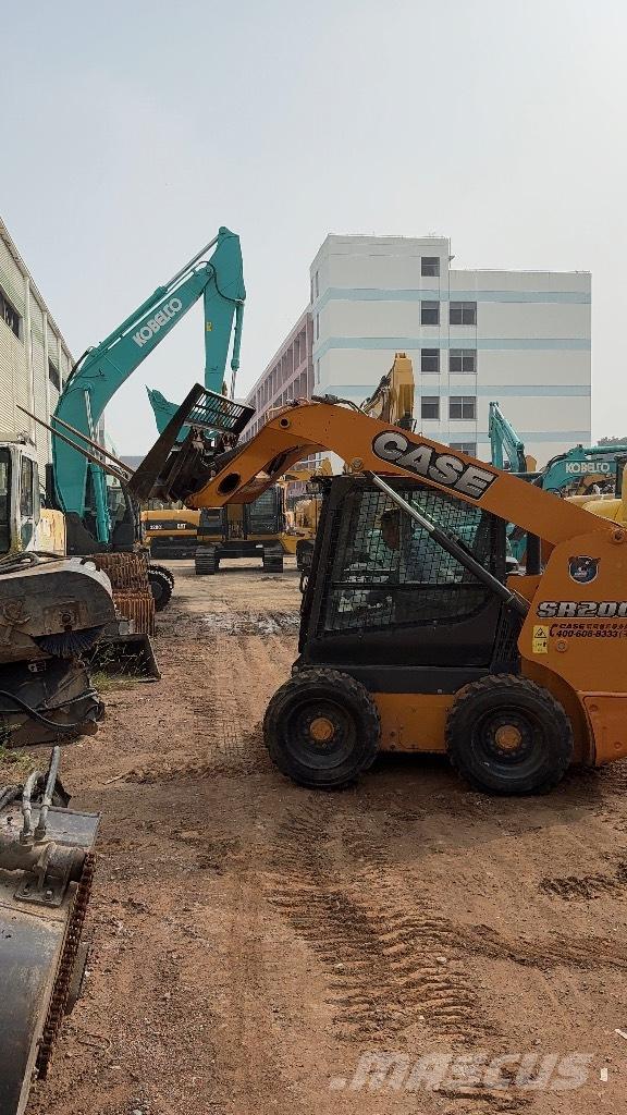 CASE SR200 Lietoti riteņu kompaktiekrāvēji