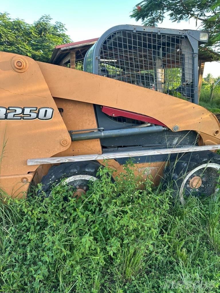 CASE SR 250 Lietoti riteņu kompaktiekrāvēji