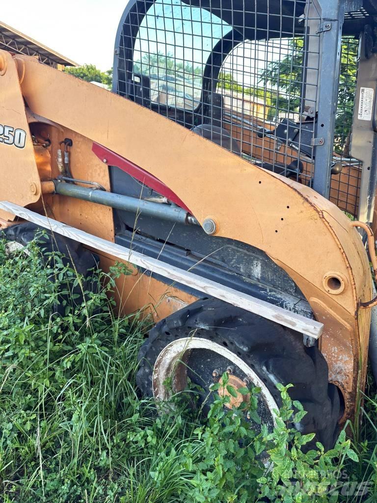 CASE SR 250 Lietoti riteņu kompaktiekrāvēji