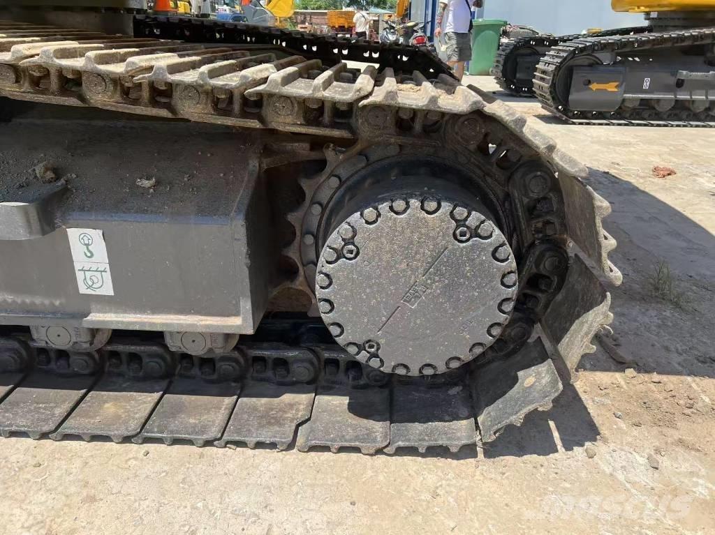 Komatsu 220 Kāpurķēžu ekskavatori