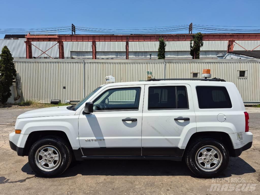 Jeep Patriot Vieglais kravas automobilis/izkraušana no sāniem