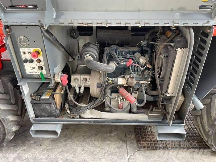 SkyJack SJ6832RT Šķerveida pacēlāji