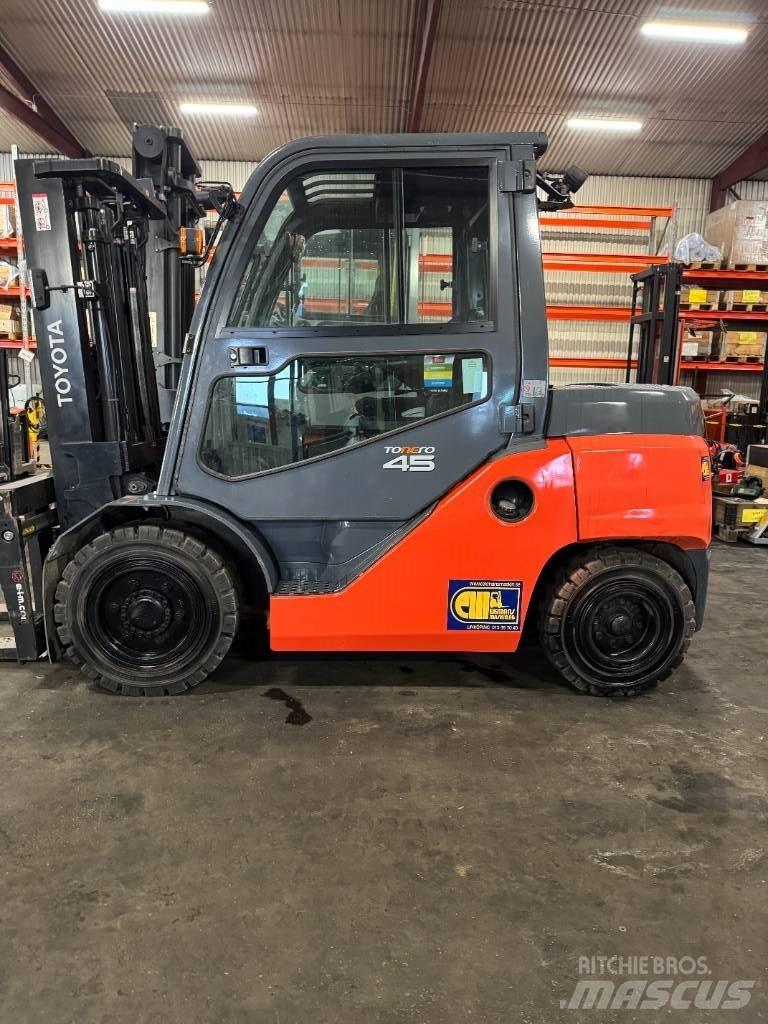 Toyota truck 8FD40N Tehnika ar dīzeļa dzinēju