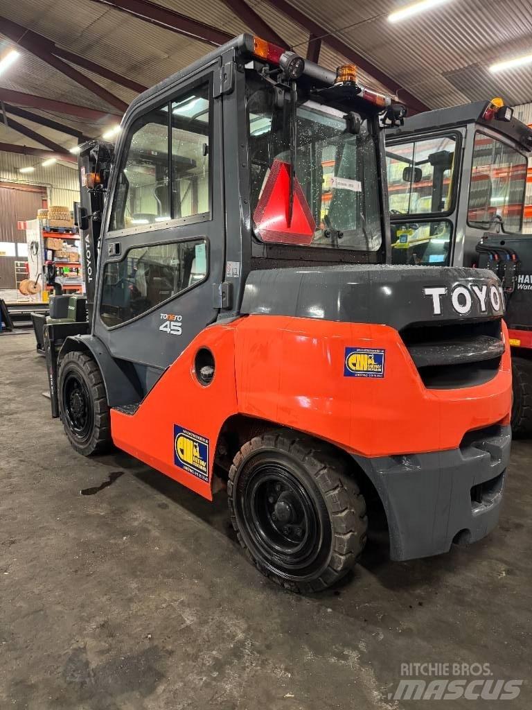 Toyota truck 8FD40N Tehnika ar dīzeļa dzinēju
