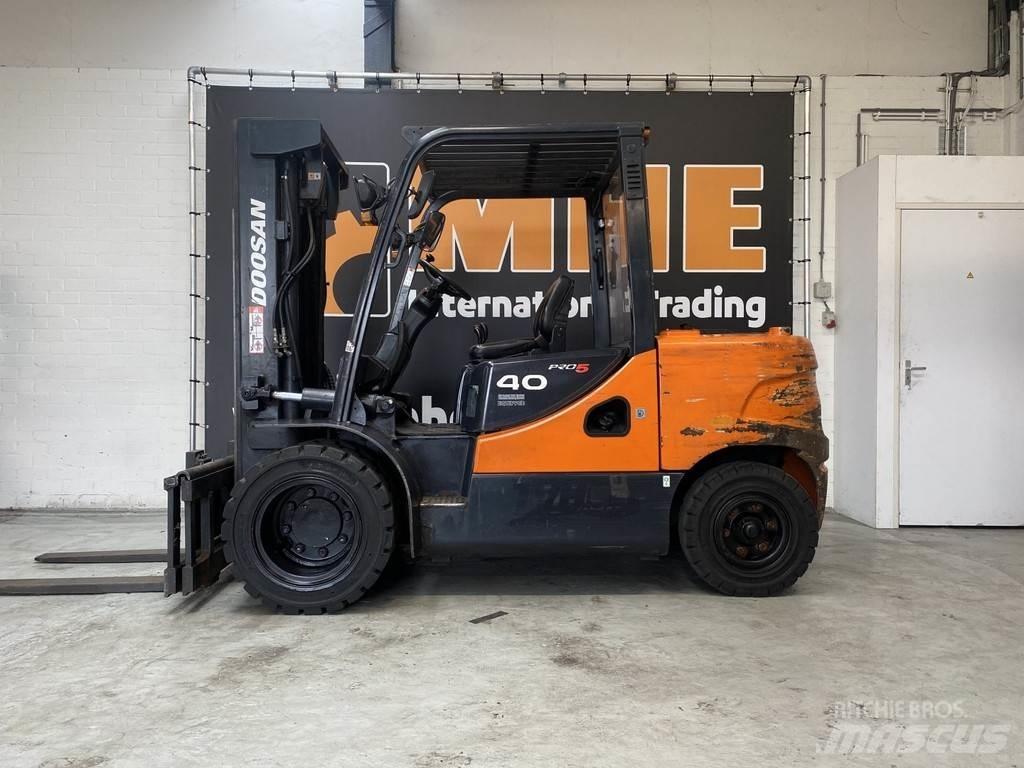 Doosan D40SC-5 Tehnika ar dīzeļa dzinēju