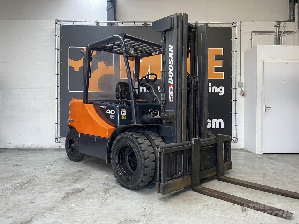Doosan D40SC-5 Tehnika ar dīzeļa dzinēju
