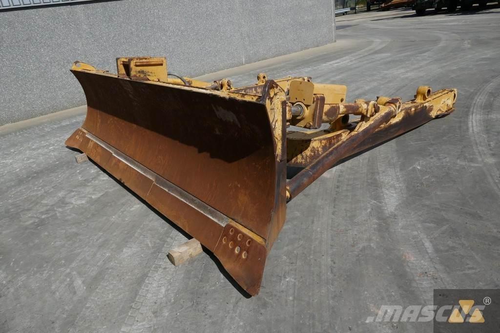 CAT D8T Blade Naži
