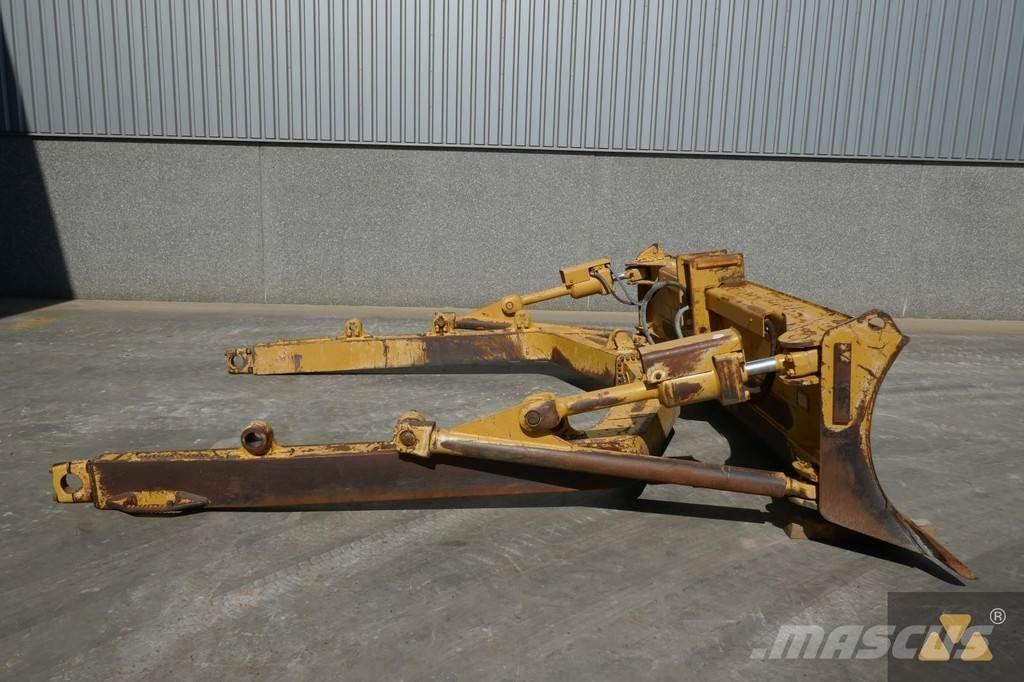 CAT D8T Blade Naži
