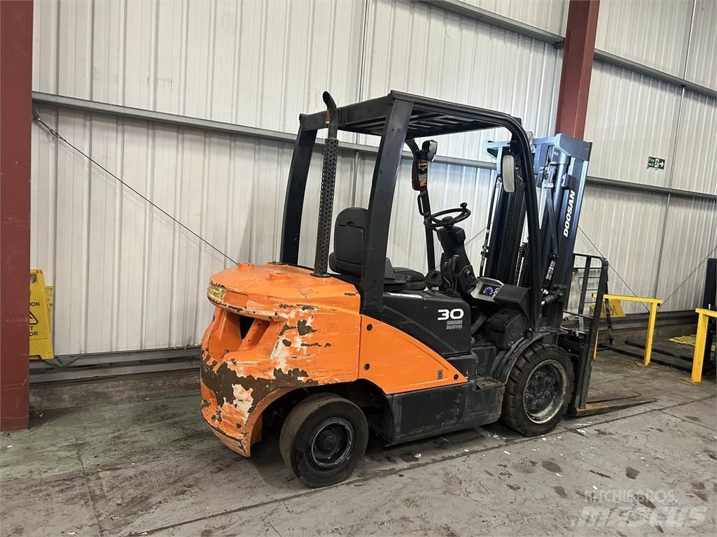 Doosan D30S-5 Tehnika ar dīzeļa dzinēju