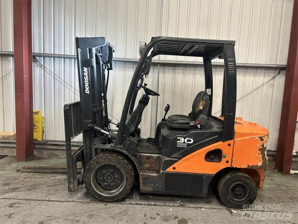 Doosan D30S-5 Tehnika ar dīzeļa dzinēju