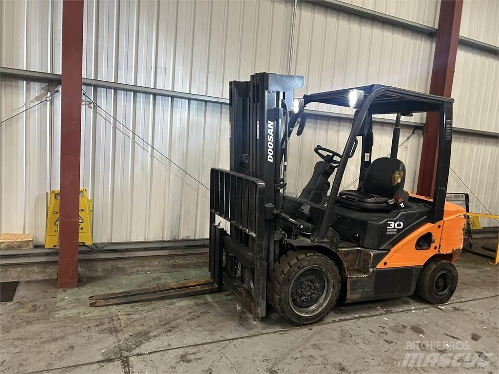 Doosan D30S-5 Tehnika ar dīzeļa dzinēju