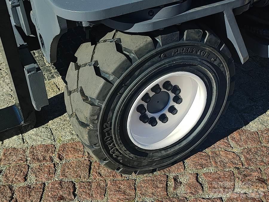 Combilift C5000XL Četru virzienu krāvēji