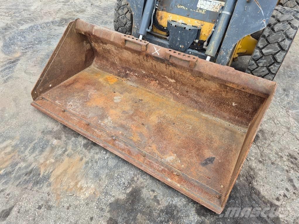 John Deere 312 Lietoti riteņu kompaktiekrāvēji