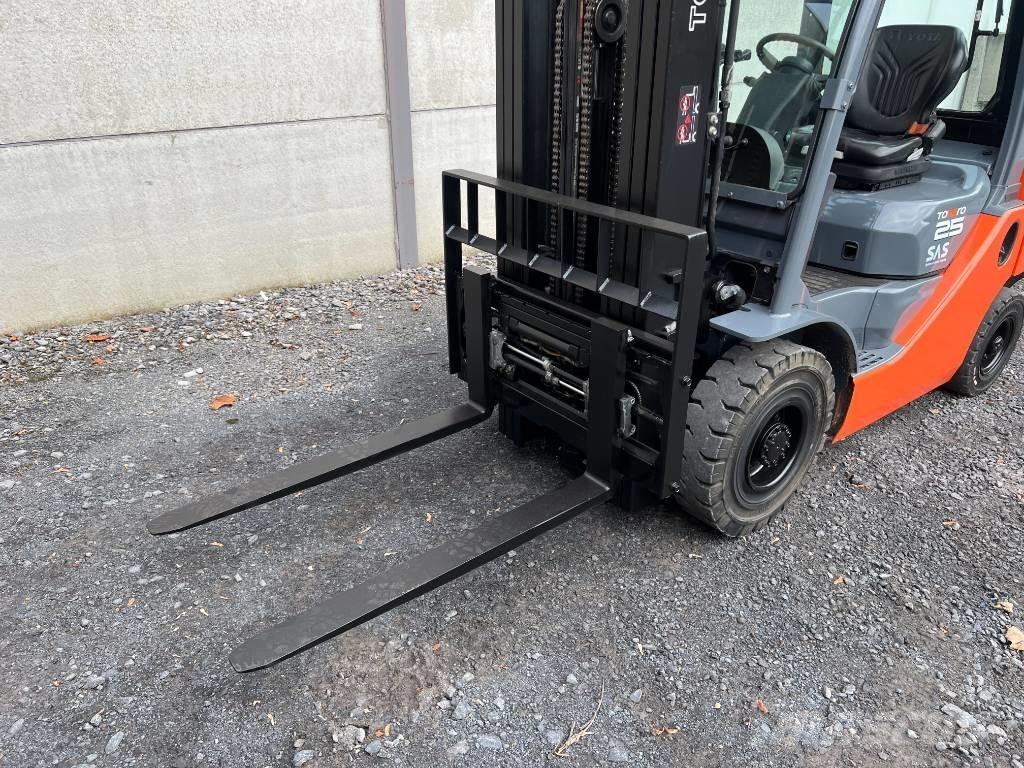 Toyota 02-8 FDF 25 Tehnika ar dīzeļa dzinēju