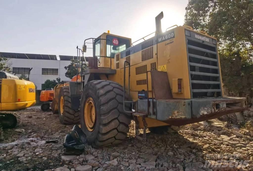 Komatsu WA 600 Iekrāvēji uz riteņiem