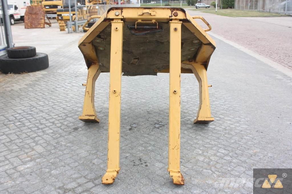 CAT D8N O-rops cab Kabīnes un interjers